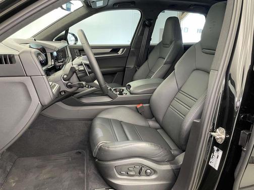 Chromite Black Metallic 2025 Porsche Cayenne Cayenne Turbo E-Hybrid