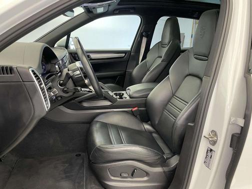 2023 Porsche Cayenne Platinum Edition