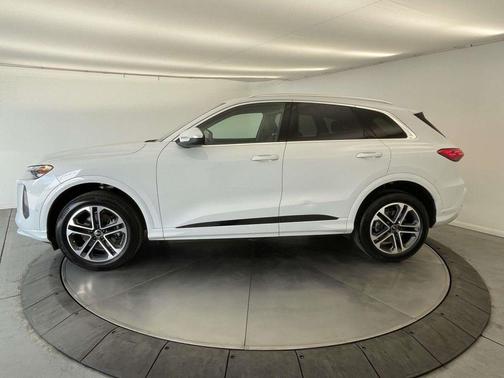 Glacier White Metallic 2025 Audi Q5 Premium TFSI quattro S tronic