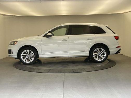 Glacier White Metallic 2023 Audi Q7 45 Premium