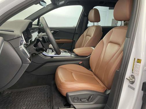 Glacier White Metallic 2023 Audi Q7 45 Premium