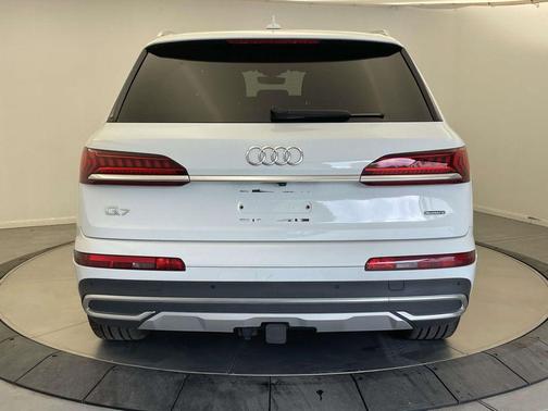 Glacier White Metallic 2023 Audi Q7 45 Premium