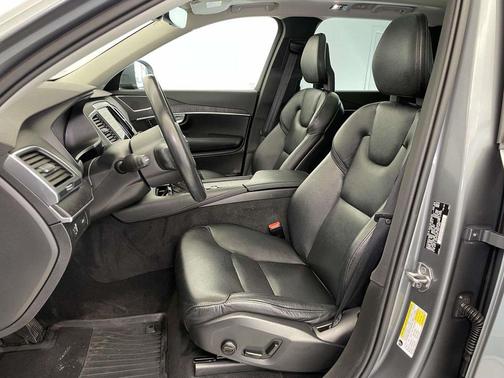 2020 Volvo XC90 T6 Momentum