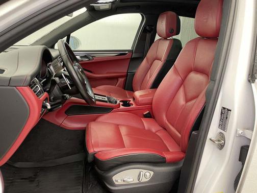 2023 Porsche Macan Base