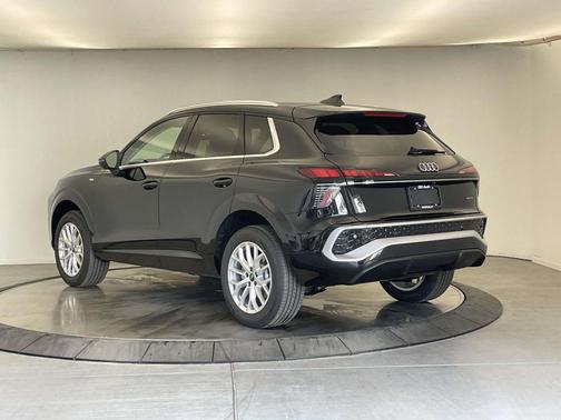 Mythos Black Metallic 2026 Audi Q3 TFSI quattro S tronic