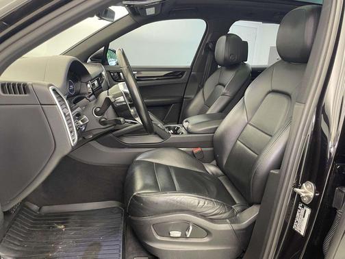 Jet Black Metallic 2019 Porsche Cayenne Cayenne