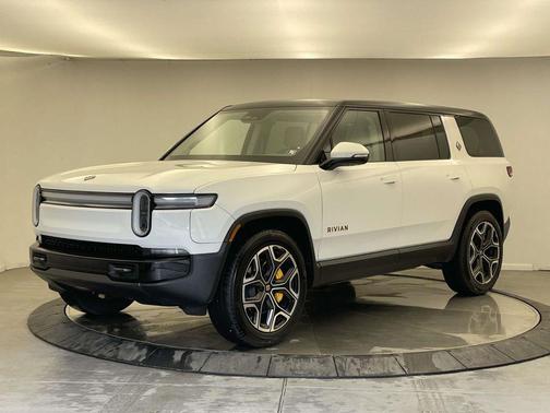 Glacier White 2025 Rivian R1S Ascend Tri Motor Max Pack