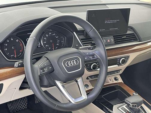 Glacier White Metallic 2023 Audi Q5 45 S line Premium
