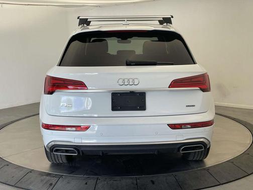 Glacier White Metallic 2023 Audi Q5 45 S line Premium