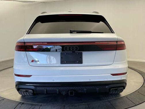 Glacier White Metallic 2025 Audi Q8 55 Prestige
