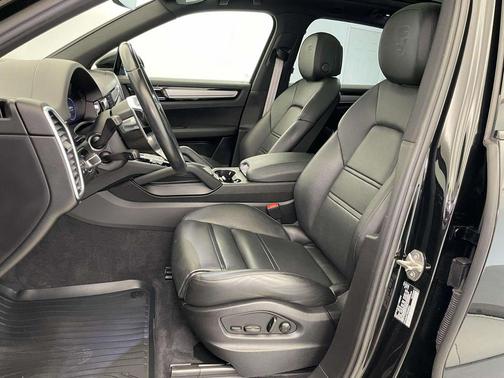 2023 Porsche Cayenne Platinum Edition