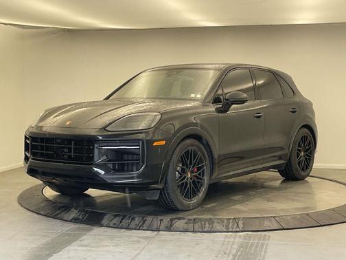Chromite Black Metallic 2025 Porsche Cayenne GTS