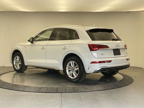 Glacier White Metallic 2023 Audi Q5 45 S line Premium