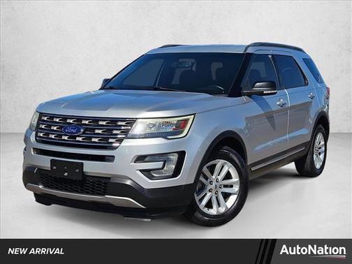 Ingot Silver Metallic 2017 Ford Explorer XLT
