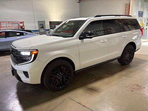 Star White Metallic Tri-Coat 2026 Ford Expedition Platinum