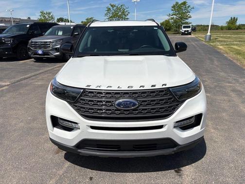 Star White Metallic Tri-Coat 2024 Ford Explorer XLT