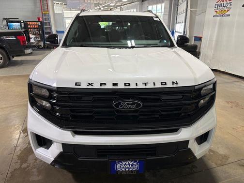 Star White Metallic Tri-Coat 2026 Ford Expedition Max Platinum
