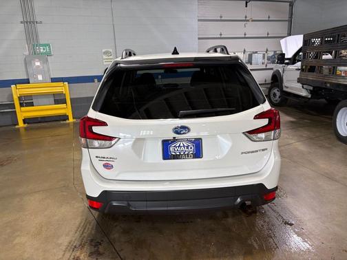Crystal White Pearl 2024 Subaru Forester Premium