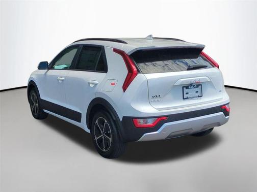 Snow White Pearl 2026 Kia Niro LX