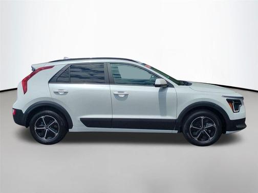 Snow White Pearl 2026 Kia Niro LX