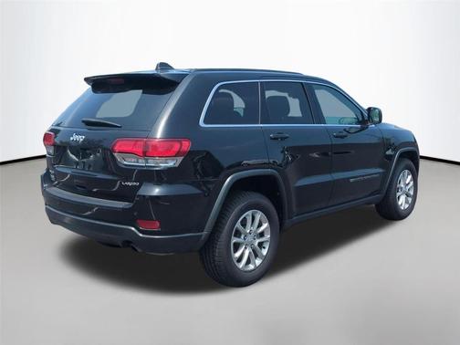 Diamond Black Crystal Pearlcoat 2022 Jeep Grand Cherokee Laredo