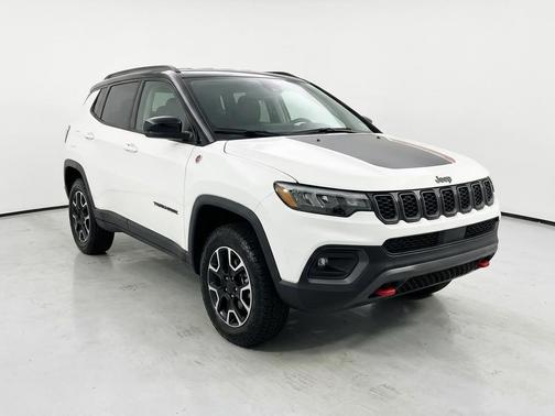 Bright White Clearcoat 2024 Jeep Compass Trailhawk