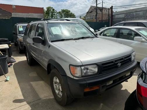 Silver 1998 Nissan Pathfinder XE-V6 4WD