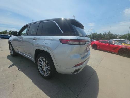 2022 Jeep Grand Cherokee Summit