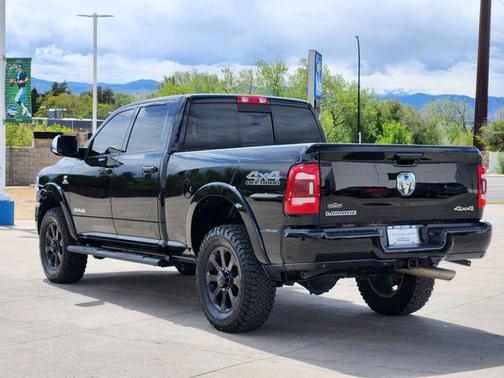 Diamond Black Crystal Pearlcoat 2022 RAM 2500 Laramie Crew Cab 4x4 6'4' Box