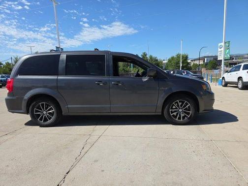 Granite Pearlcoat 2018 Dodge Grand Caravan SE