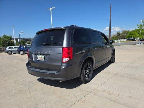 Granite Pearlcoat 2018 Dodge Grand Caravan SE