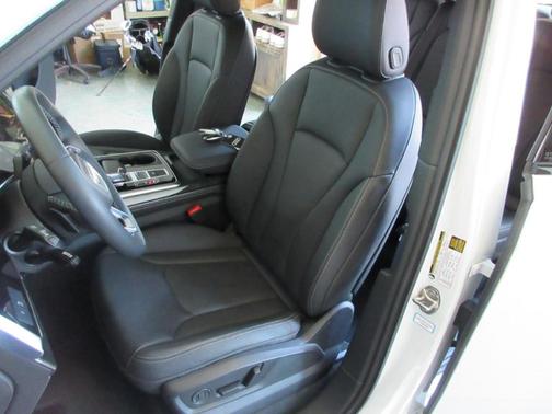 Glacier White Metallic 2025 Audi Q7 55 Premium