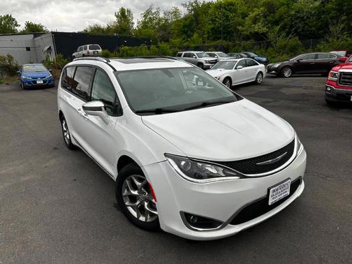 White 2018 Chrysler Pacifica Limited