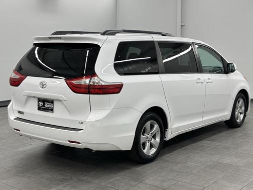 2017 Toyota Sienna LE