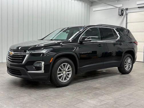 Mosaic Black Metallic 2022 Chevrolet Traverse LT Cloth