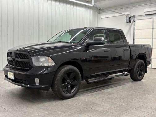 Brilliant Black Crystal Pearlcoat 2016 RAM 1500 Tradesman/Express