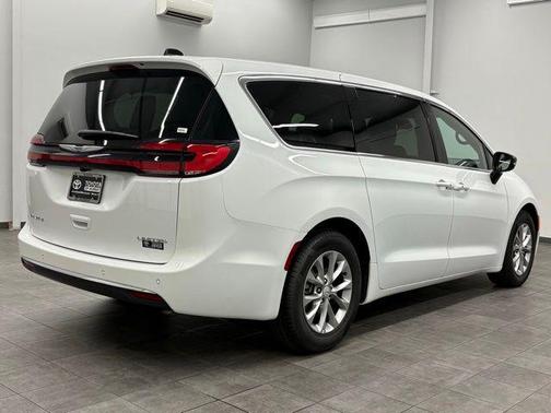Bright White Clearcoat 2026 Chrysler Pacifica Limited