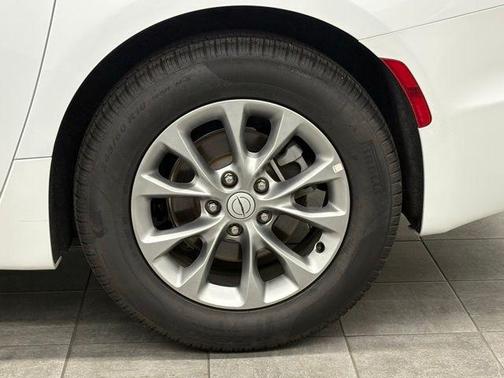 Bright White Clearcoat 2026 Chrysler Pacifica Limited