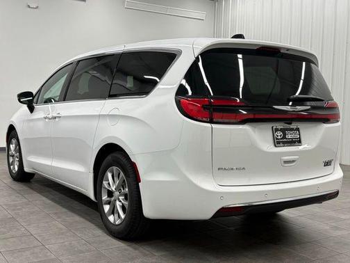Bright White Clearcoat 2026 Chrysler Pacifica Limited