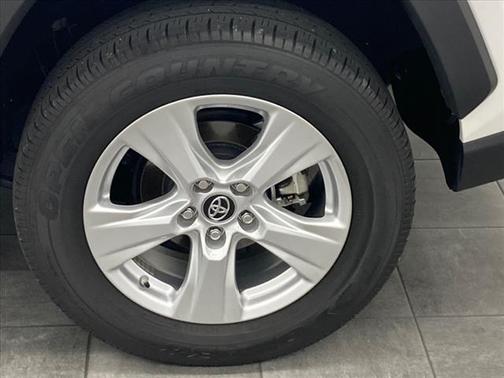 Photo 5 of 32 of 2019 Toyota RAV4 XLE