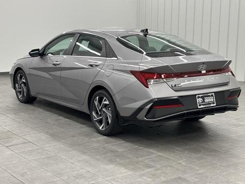 2025 Hyundai ELANTRA SEL