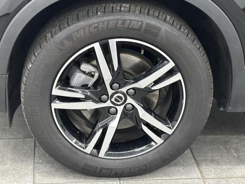 2024 Volvo XC40 B5 Core