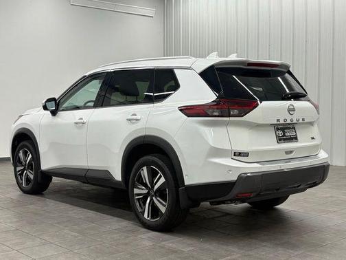Everest White Pearl 2025 Nissan Rogue SL