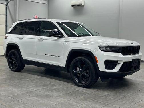 Bright White Clearcoat 2023 Jeep Grand Cherokee Altitude