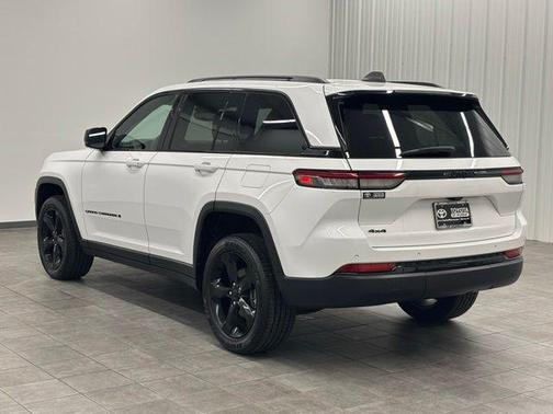 Bright White Clearcoat 2023 Jeep Grand Cherokee Altitude