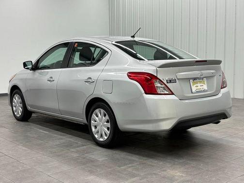 Brilliant Silver Metallic 2018 Nissan Versa 1.6 SV