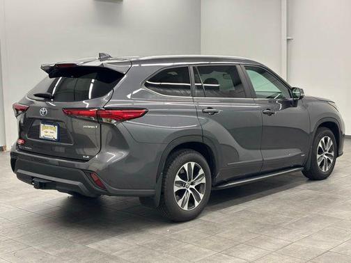 Magnetic Gray Metallic 2023 Toyota Highlander Hybrid XLE