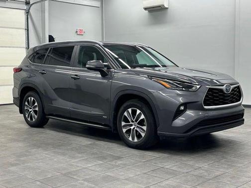 Magnetic Gray Metallic 2023 Toyota Highlander Hybrid XLE