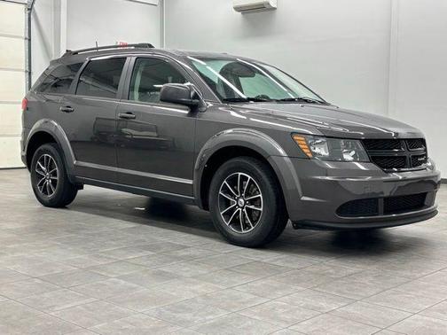 Granite Pearlcoat 2018 Dodge Journey SE