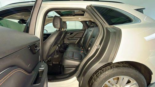 2019 Jaguar F-PACE 30t Prestige AWD 4dr SUV